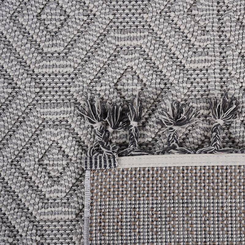 Guros Collection White / Geometric Indoor / Outdoor Non-Shedding Area Rug