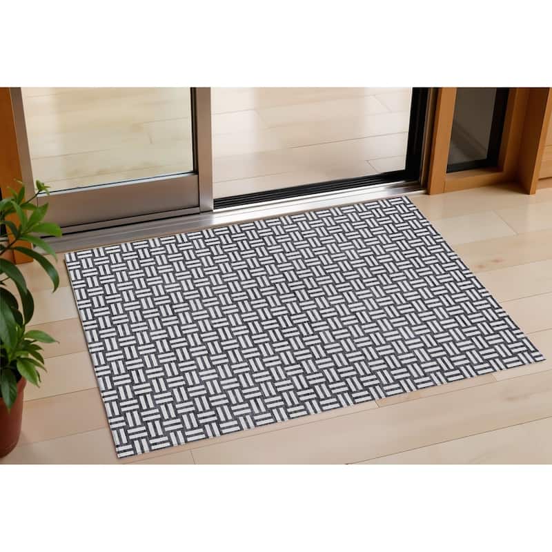 HomeRoots Geometric Transitional Rectangle Outdoor Rug - 3' x 5'