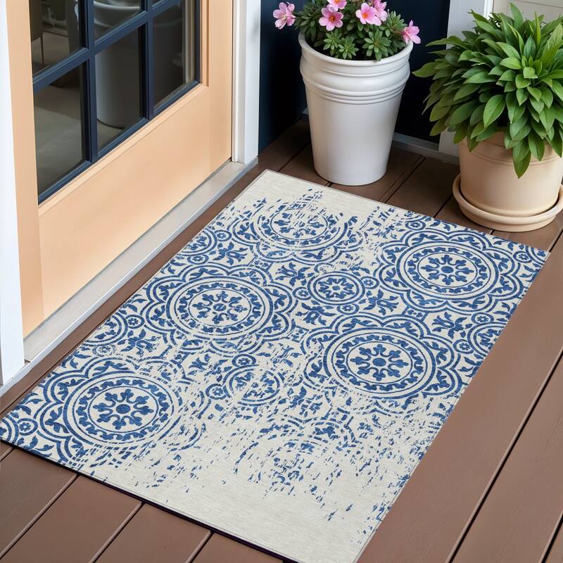 HomeRoots Medallion Transitional Rectangle Outdoor Rug - 3' x 5'