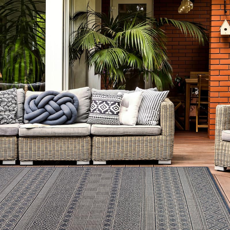 Geometric Bohemian Indoor/Outdoor Area Rug - 5' x 7'