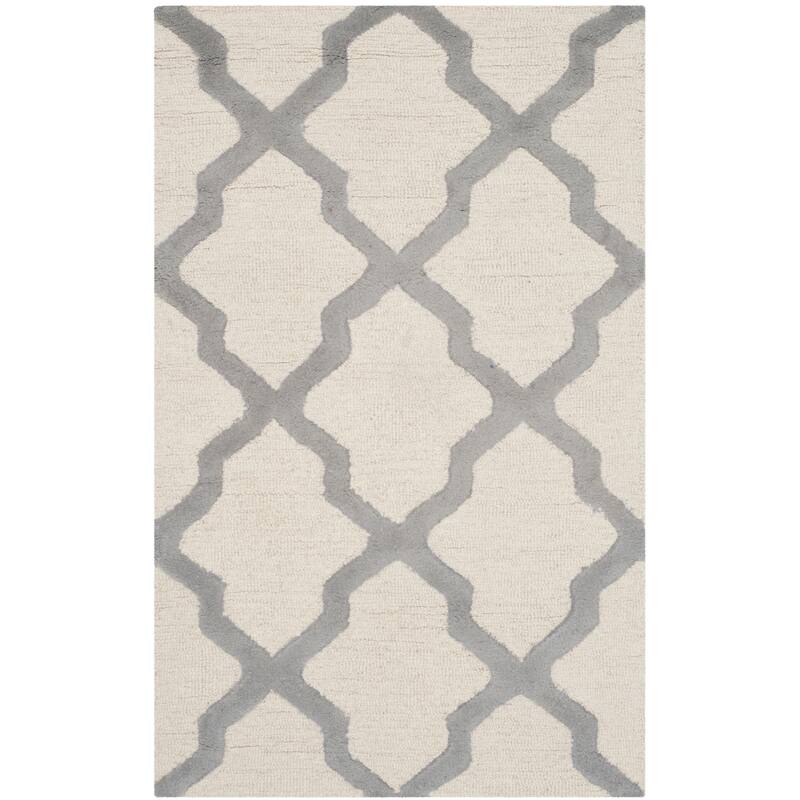 SAFAVIEH Handmade Cambridge Eirny Moroccan Trellis Wool Rug - 2'6" x 4' - Ivory/Silver