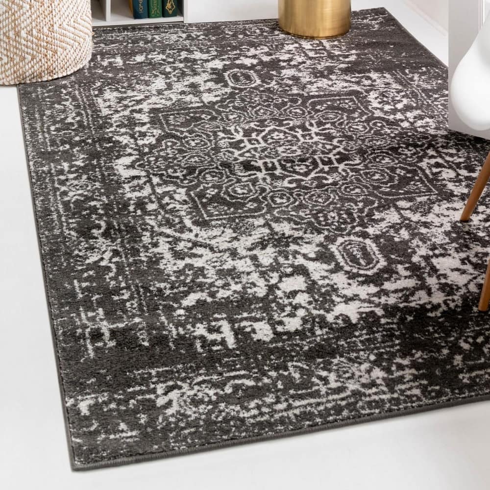 Traditional Brenda Collection Area Rug