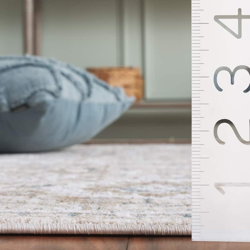 SAFAVIEH Finley Femke Floral Rug