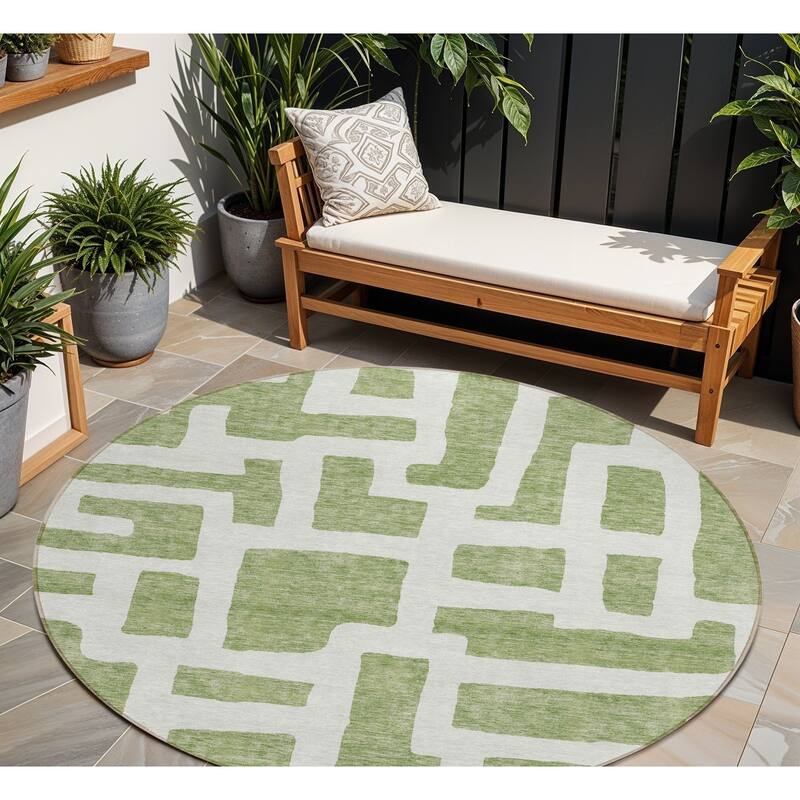 HomeRoots Abstract Transitional Rectangle Outdoor Rug - 8' Round