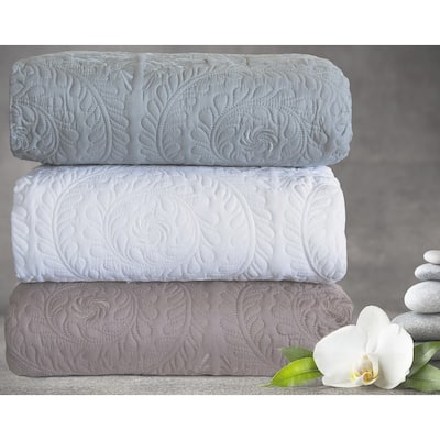 Embroidered Oversized Scalloped Edge Quilt Set