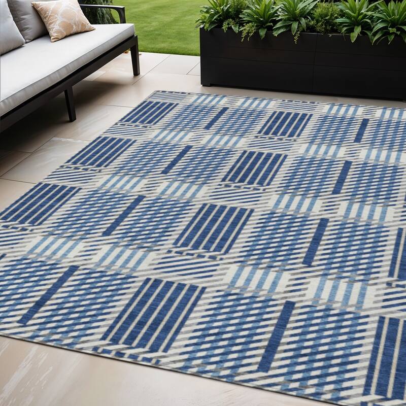 HomeRoots Plaid Transitional Rectangle Outdoor Rug - 5' X 8'