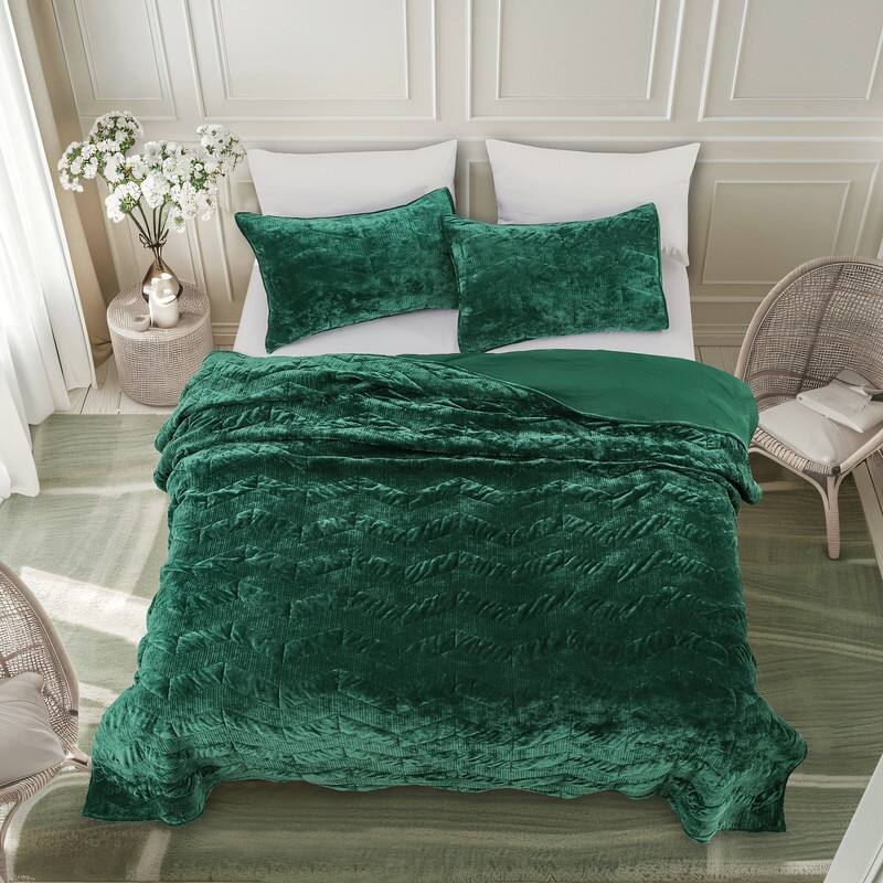 Wonderful Diamond Velvet 3 Piece Quilt Set