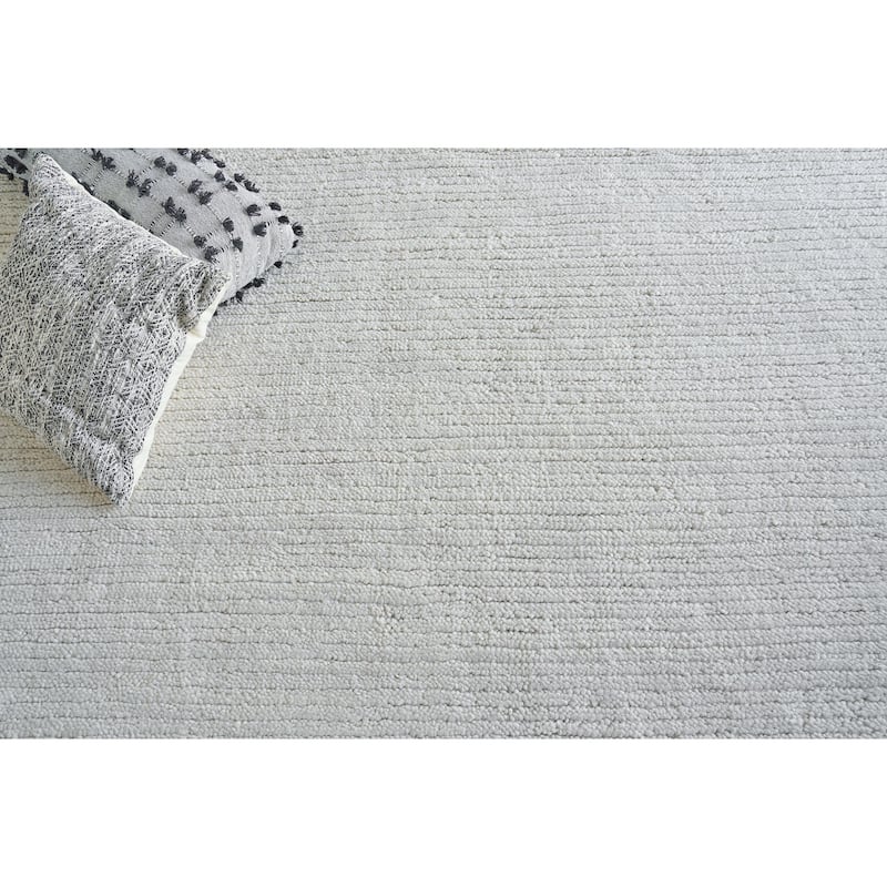 EXQUISITE RUGS Urth Hand-loomed New Zealand Wool Cream Area Rug.