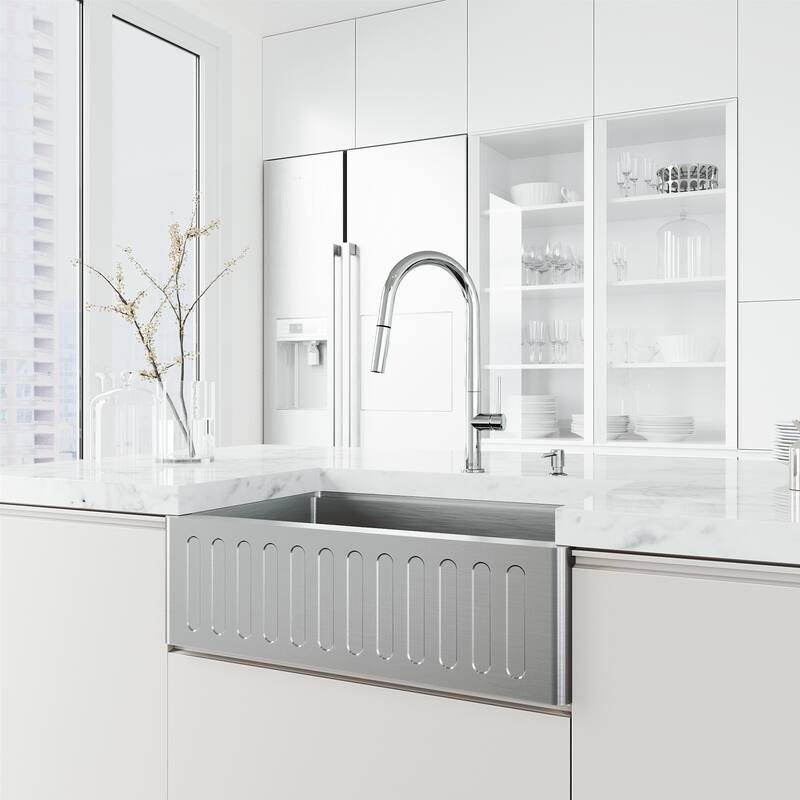 VIGO Greenwich 18" H Single Handle Pull-Down Sprayer Kitchen Faucet