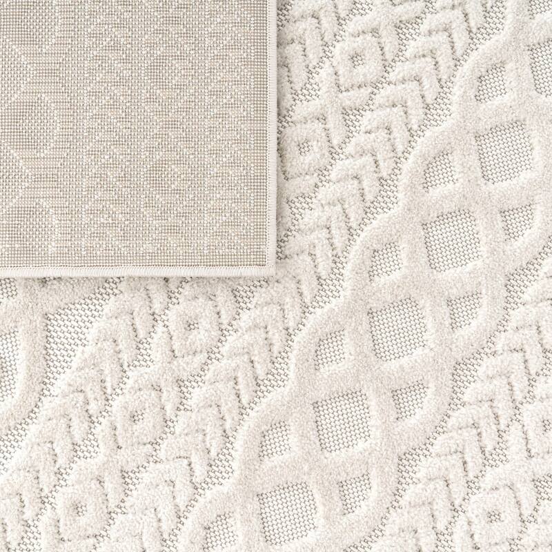 Modern Area Rug with Soft High Low Trellis Pattern in Aztec Look in Silver Cream