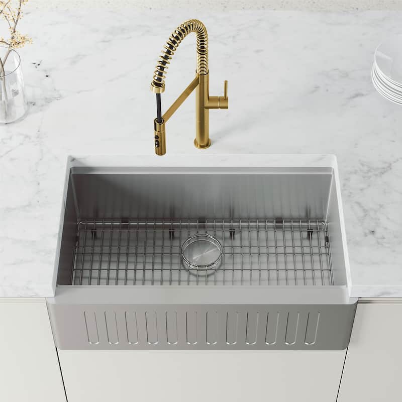 VIGO Edison Pro 20" H Single Handle Pull-Down Sprayer Kitchen Faucet