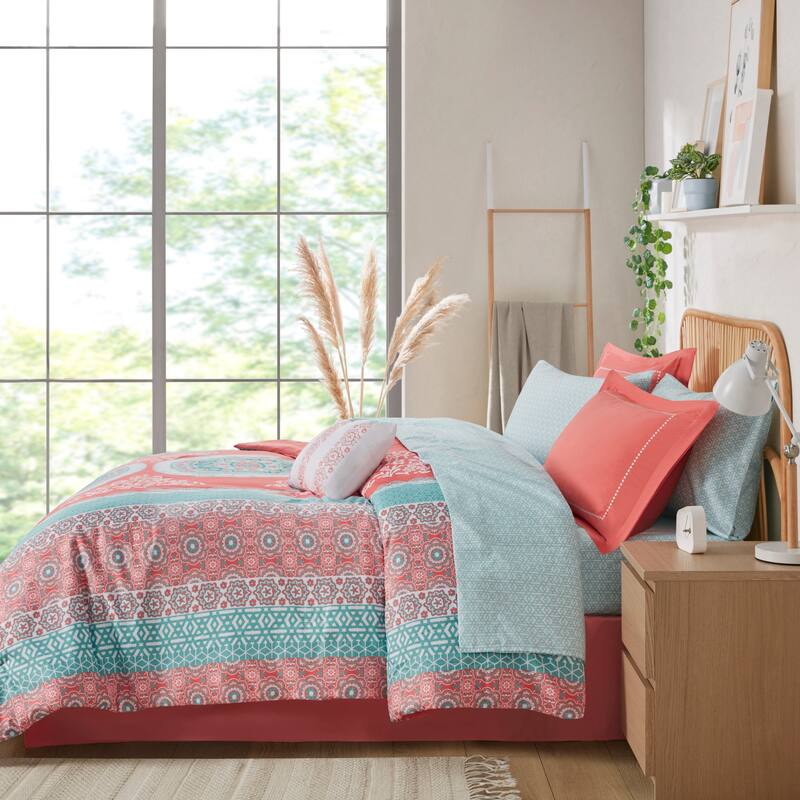 Intelligent Design Eleni Boho Comforter Set with Bed Sheets