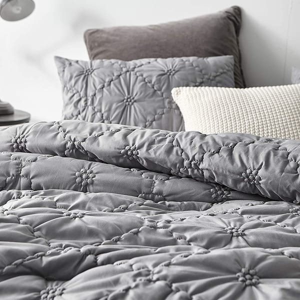 https://ak1.ostkcdn.com/images/products/is/images/direct/dfd9974b74b839c67fb88a03f7aa9415bc42ed1d/Farmhouse-Morning-Textured-Bedding---Oversized-Comforter---Alloy.jpg?impolicy=medium