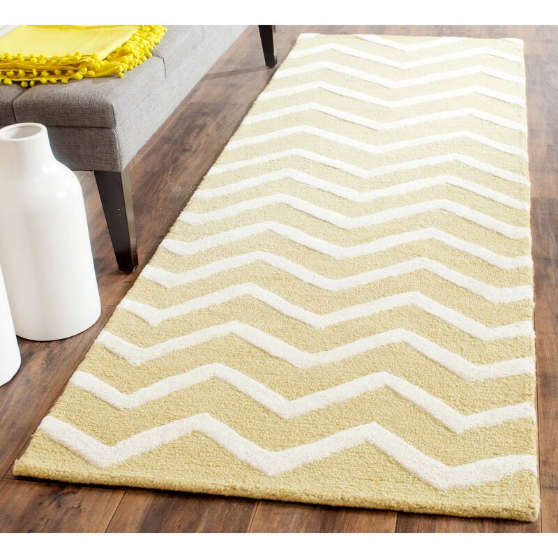 SAFAVIEH Handmade Cambridge Terttu Chevron Wool Rug - 2'6" x 8' Runner - Light Gold/Ivory