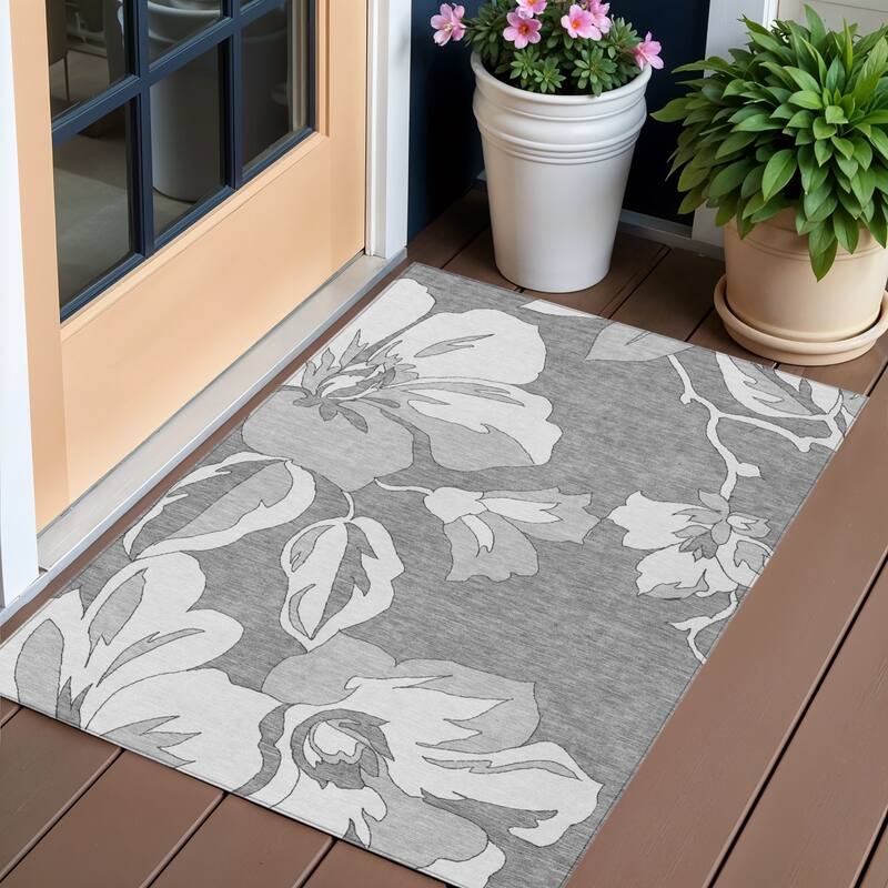 HomeRoots Floral Transitional Rectangle Outdoor Rug - 3' x 5'