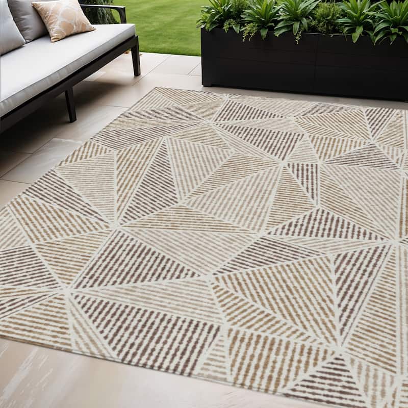 HomeRoots Geometric Transitional Rectangle Outdoor Rug - 5' X 8'