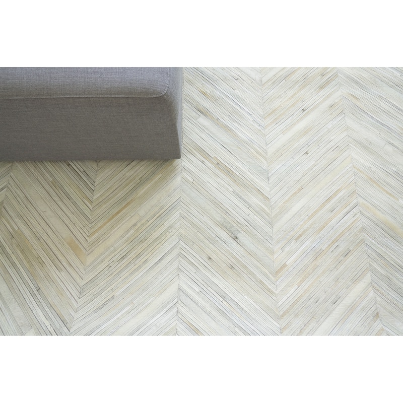 EXQUISITE RUGS Natural Hide Hand-stitched Leather Hide Silver Area Rug.