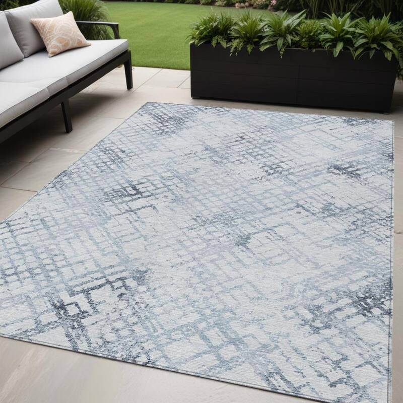 HomeRoots Geometric Transitional Rectangle Outdoor Rug - 5' X 8'