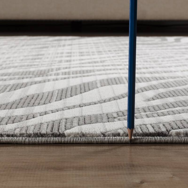 Gray 2 ft. 7 in. x 9 ft. 10 in. Luxury Area Rug, 0.43 Pile Height – Sophisticated Warmth for Any Room - 6' x 7'