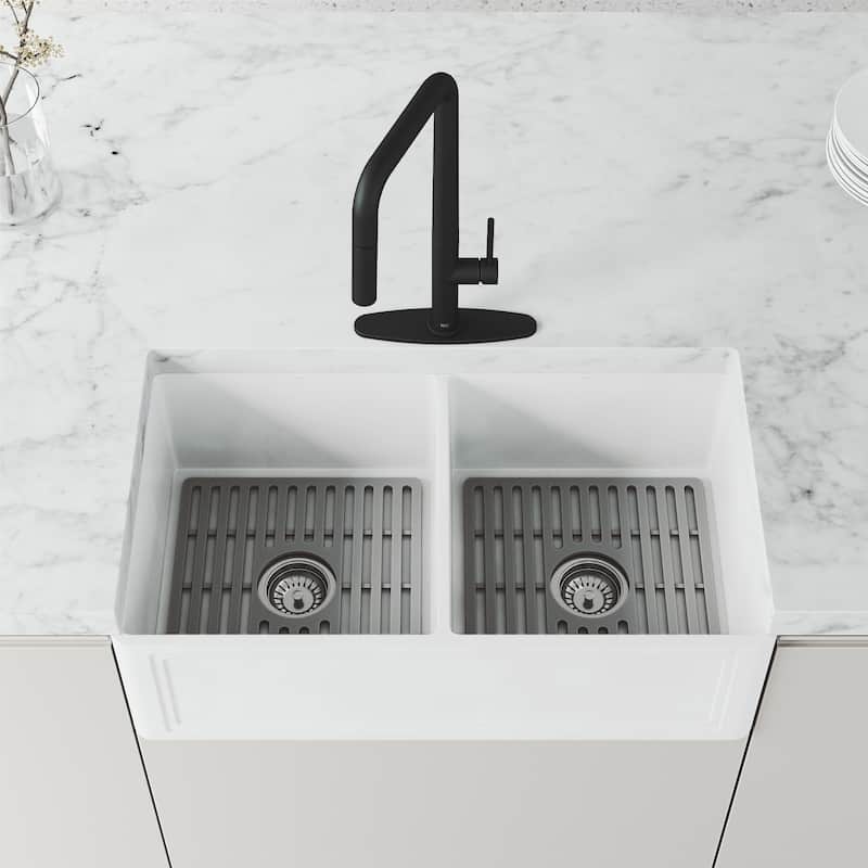 VIGO Parsons 18" H Single Handle Pull-Down Sprayer Kitchen Faucet