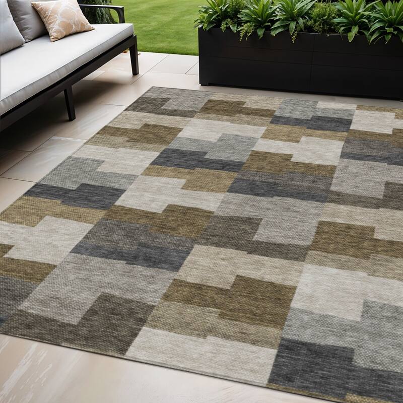 HomeRoots Geometric Transitional Rectangle Outdoor Rug - 5' X 8'