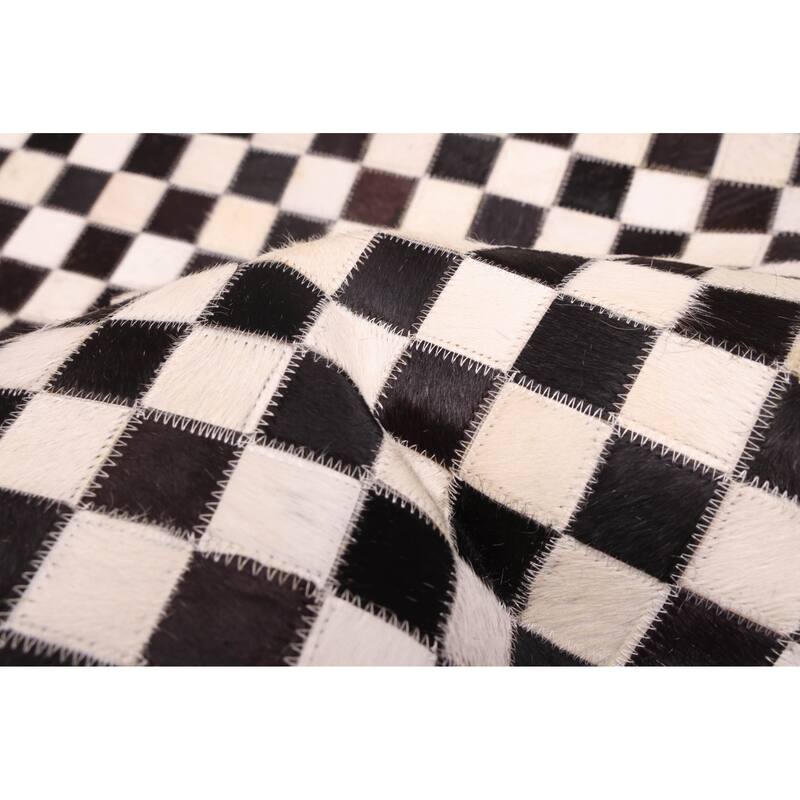ECARPETGALLERY Handmade Cowhide Patchwork Black, Cream Leather Rug - 5'1 x 5'1