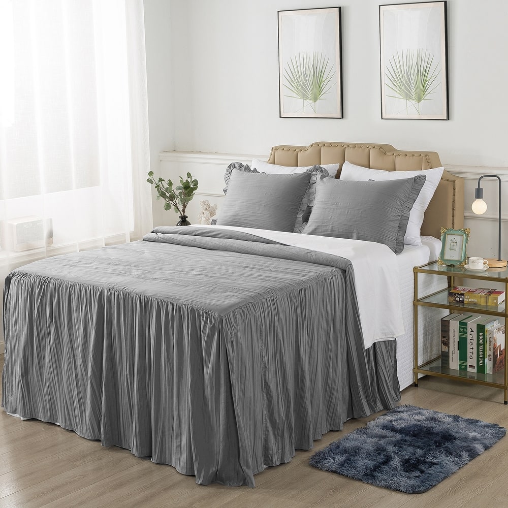 Pleated Ruffle Skirt Bedspread with a Rug
