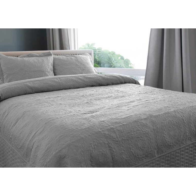 Embroidered Oversized Scalloped Edge Quilt Set