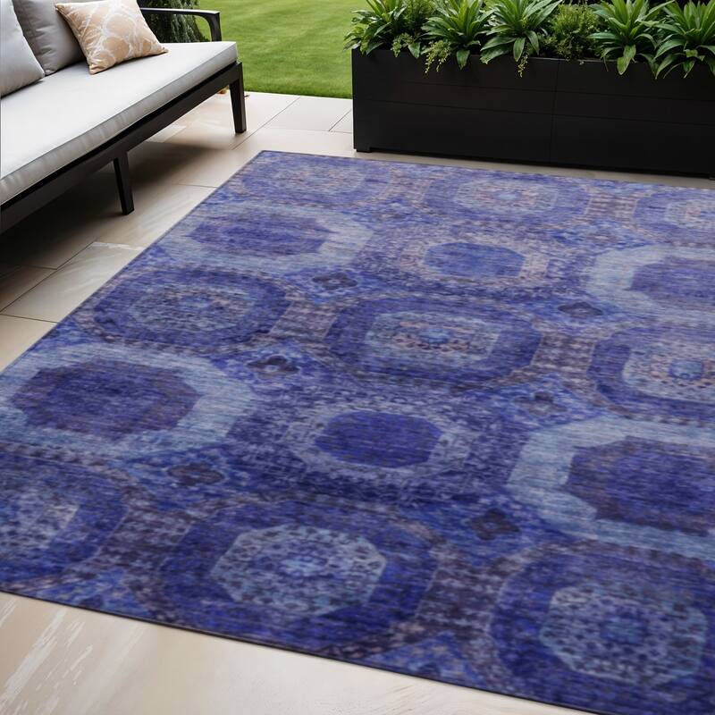 HomeRoots Medallion Transitional Rectangle Outdoor Rug - 5' X 8'