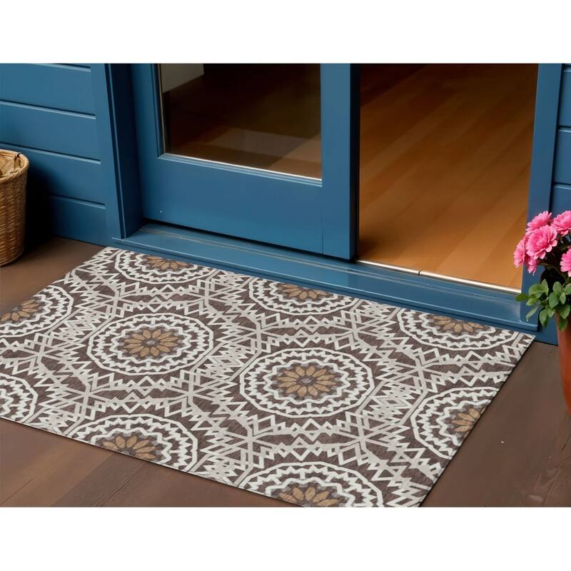 HomeRoots Floral Medallion Transitional Rectangle Outdoor Rug - 3' x 5'