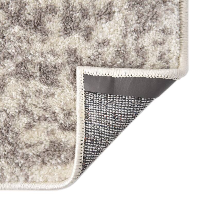 Traditional Brenda Collection Area Rug