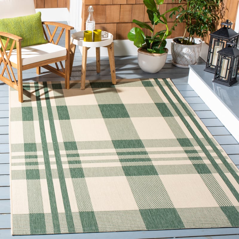 SAFAVIEH Courtyard Oriole Plaid Indoor/ Outdoor Waterproof Patio Backyard. - 6'7" x 9'6" - Green/Beige