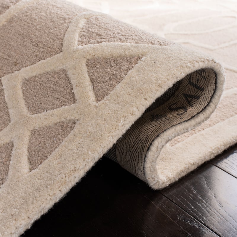 SAFAVIEH Handmade Bella Sakurako Modern Floral Wool Rug