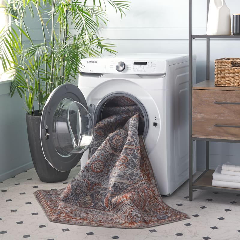 SAFAVIEH Tucson Machine Washable Slip Resistant Urmil Oriental Rug