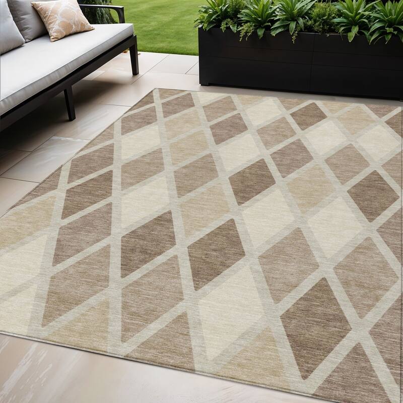 HomeRoots Geometric Transitional Rectangle Outdoor Rug - 5' X 8'