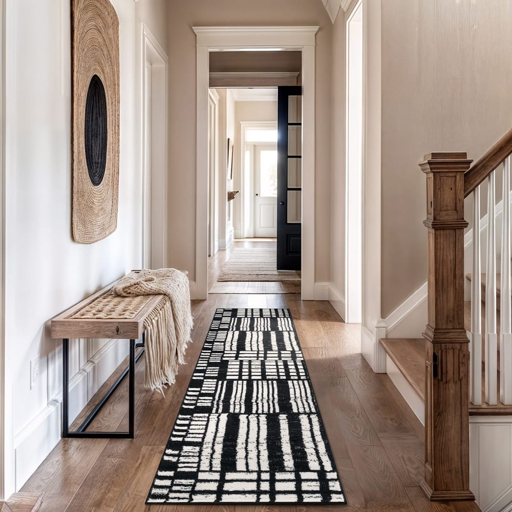 World Rug Gallery Black / Ivory Geometric Blocks Area Rug
