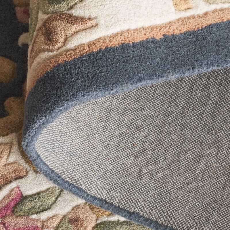 SAFAVIEH Handmade Aubusson Hale Traditional Wool Rug.