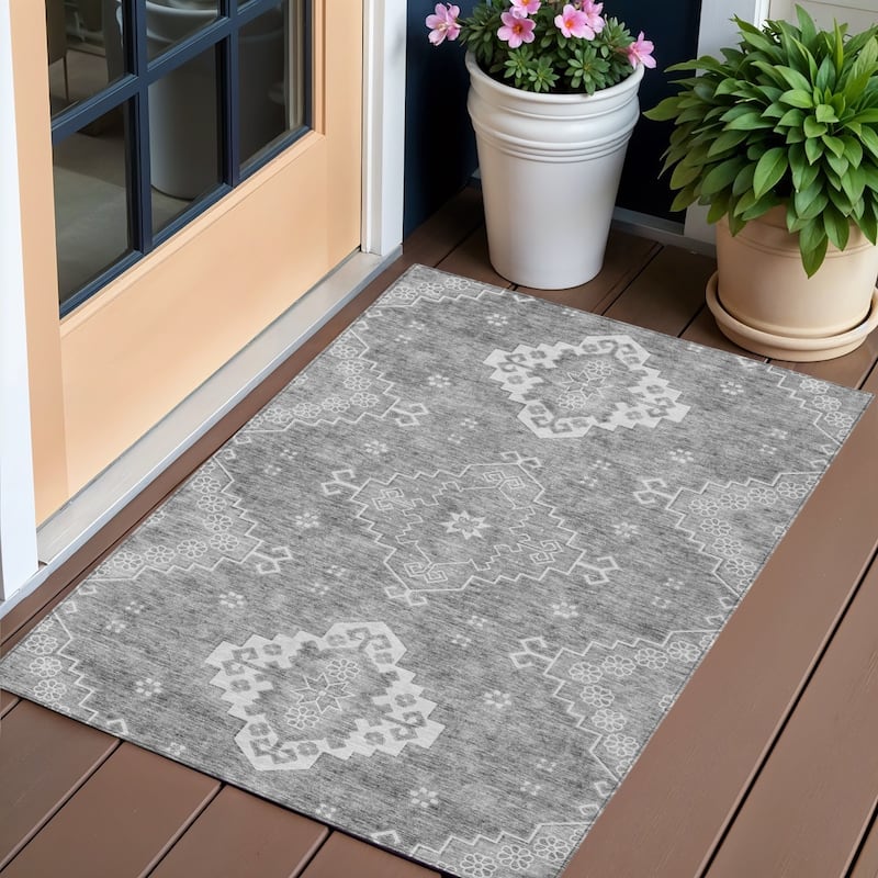 HomeRoots Medallion Traditional Rectangle Outdoor Rug - 3' x 5'