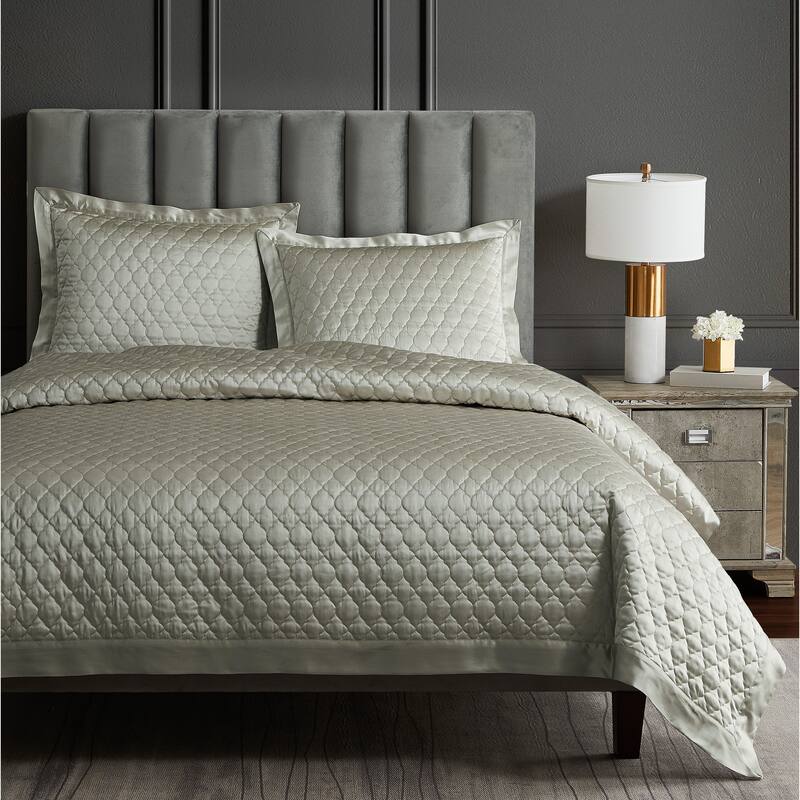 HiEnd Accents High Shine Satin Quatrefoil Quilt, 1PC - Champagne - King