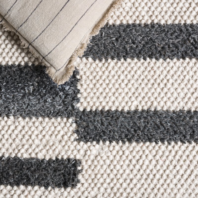 SAFAVIEH Handmade Natura Morane Wool Rug