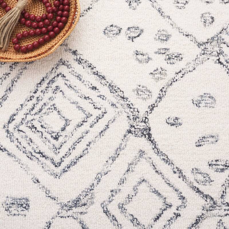 SAFAVIEH Handmade Ebony Maiki Boho Wool Rug