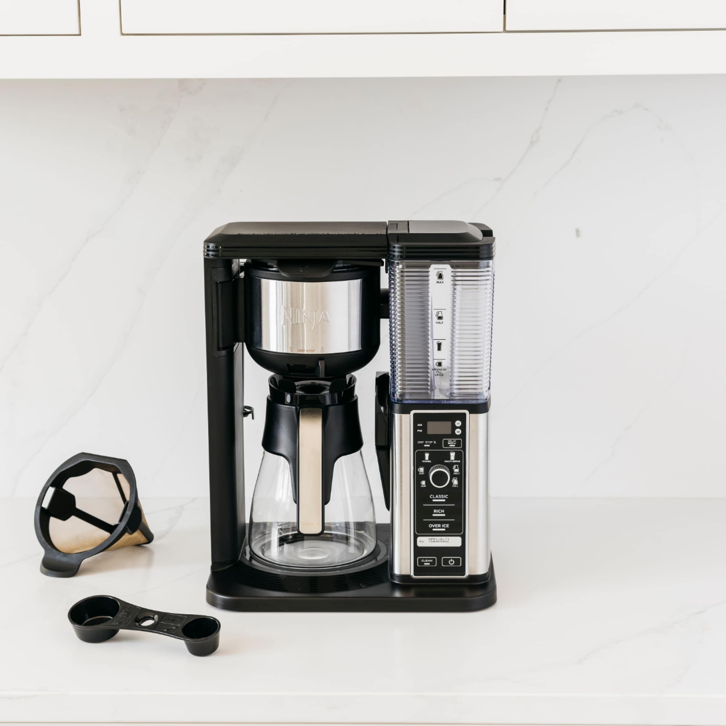 https://ak1.ostkcdn.com/images/products/is/images/direct/e1ef851899a2e92955a1fe2ce4a065baa921800c/Ninja-Specialty-Coffee-Maker-with-Glass-Garage.jpg