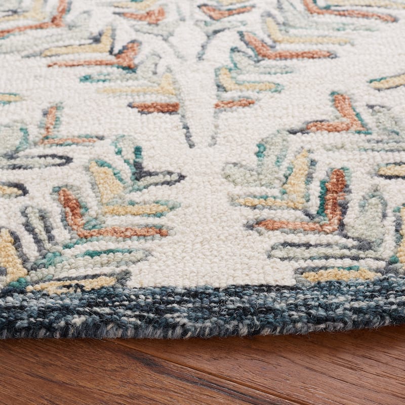 SAFAVIEH Handmade Capri Ilianka Wool Rug