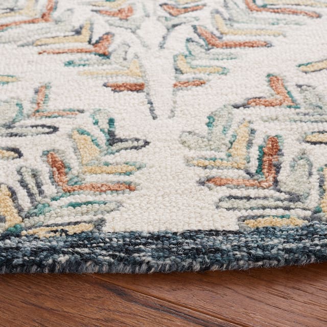 SAFAVIEH Handmade Capri Ilianka Wool Rug
