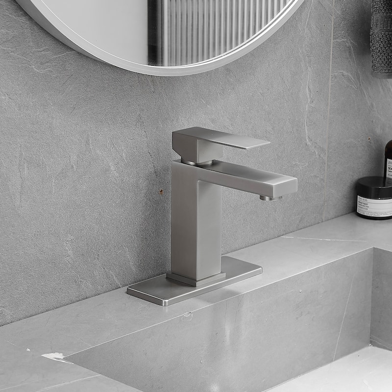 Single-handle Bathroom Sink Faucet with Drain and Deckplate