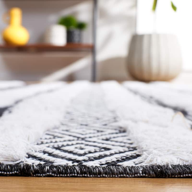 SAFAVIEH Augustine Zoulikha Stripe Fringe Rug