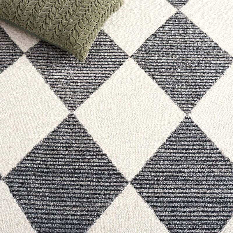 SAFAVIEH Handmade Ebony Krsta Contemporary Wool Rug