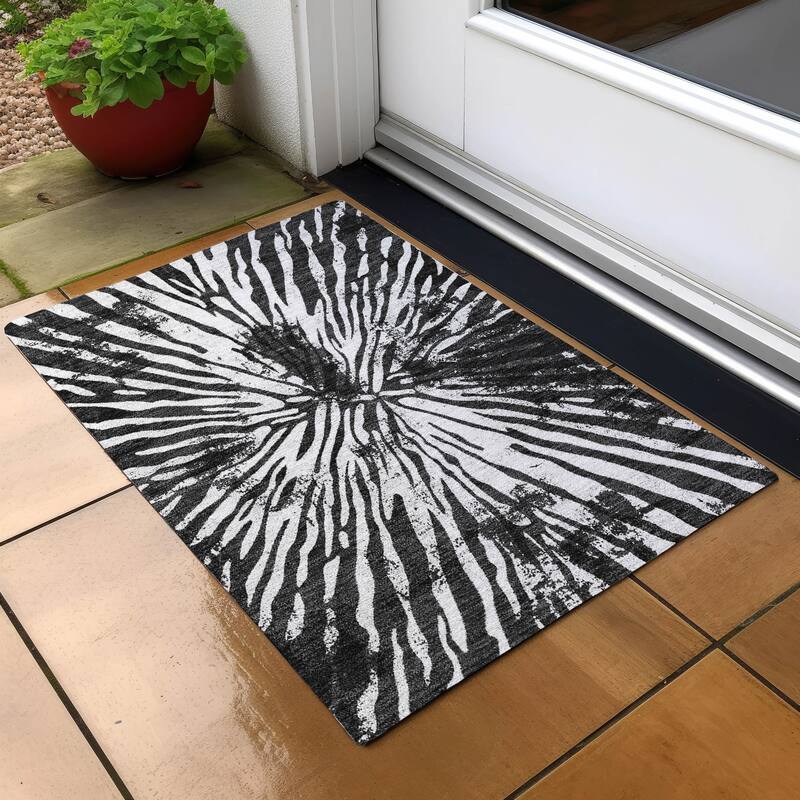 Machine Washable Indoor/ Outdoor Chantille Contemporary Burst Rug - Black - 1'8" x 2'6"