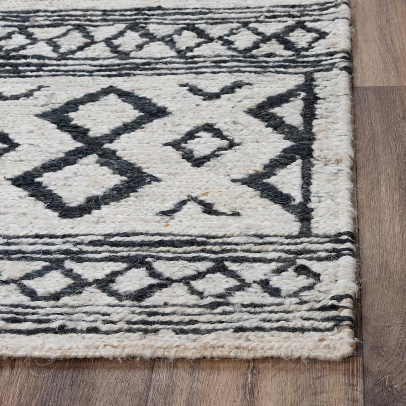 Alora Decor Bali Beige and Black Hand-woven Dhurrie Jute Rug