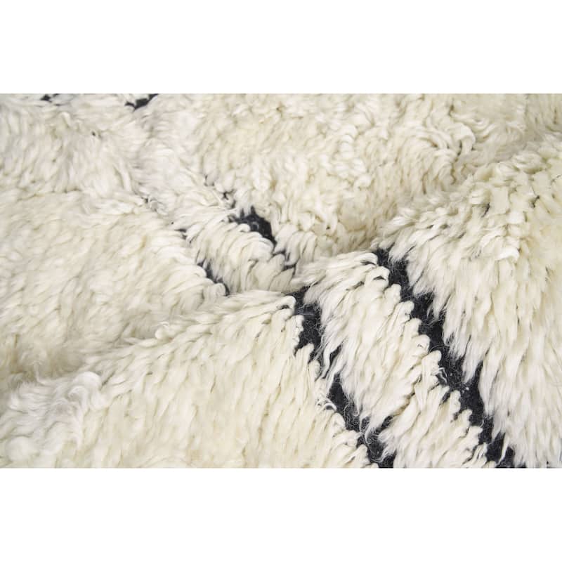 EXQUISITE RUGS Moroccan Hand-knotted New Zealand Wool Ivory/Black Area Rug.